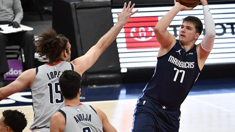 Fotografija: Luka Dončić (z žogo) je prispeval velik delež k novi zmagi Dallasa. FOTO: Brad Mills/Usa Today Sports