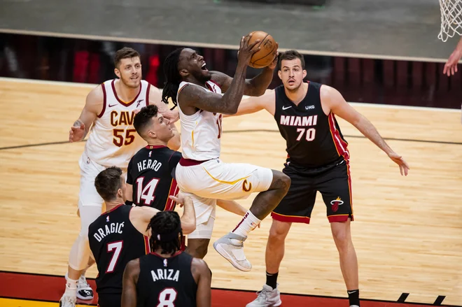 Goran Dragić (s številko 7) je bil peti strelec Miamija proti Clevelandu. FOTO: Mary Holt/Usa Today Sports