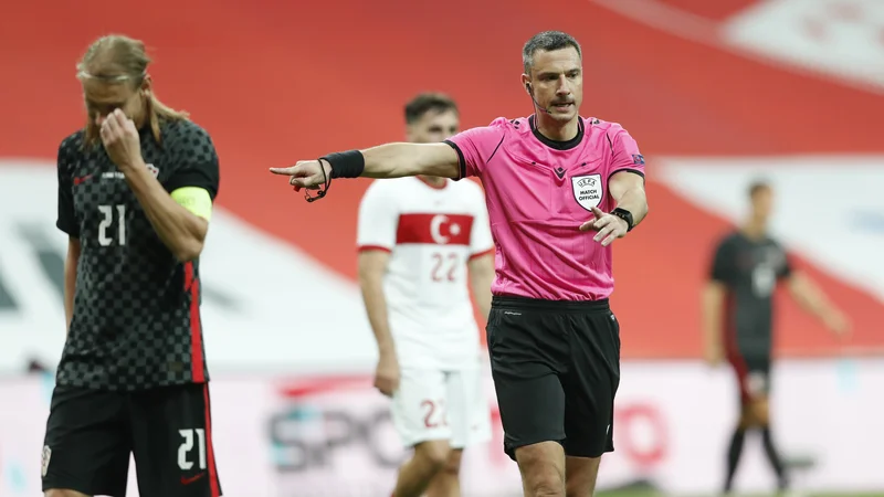 Fotografija: Sodnik Slavko Vinčić med lansko reprezentančno tekmo v Istanbulu. FOTO: Murad Sezer/Reuters