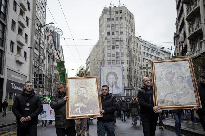Kljub uspešnemu cepljenju v Srbiji različne desničarske skupine v Beogradu redno protestirajo proti omejitvam in cepljenju, čeprav velja prepoved zbiranja. FOTO: Marko Djurica/Reuters