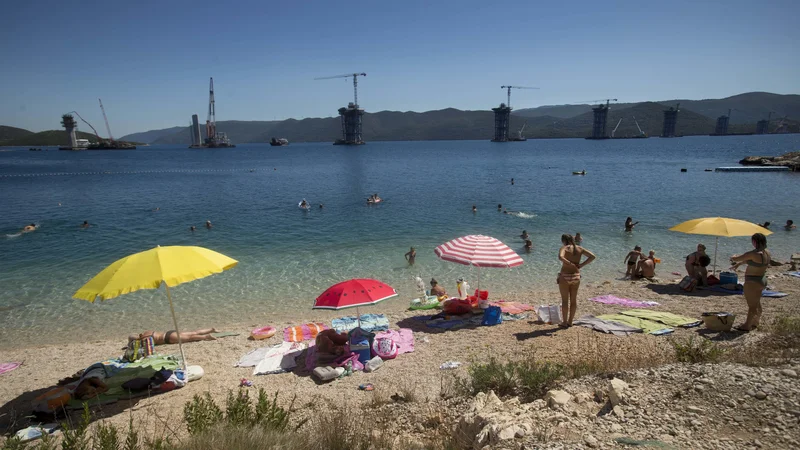 Fotografija: Gradbišče za Hrvaško zelo pomembnega mostu na polotok Pelješac je samo eden od cele vrste očitnih znakov vse večje navzočnosti Kitajske v jugovzhodni Evropi. Foto Jure Eržen