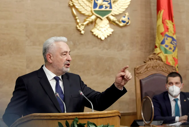 Razlog, da je premier Zdravko Krivokapič&nbsp;sprožil postopek za razrešitev pravosodnega ministra Vladimirja Leposavića, je nedavna ministrova izjava, da bo genocid v Srebrenici priznal, &raquo;ko bo ta nedvoumno dokazan&laquo;. FOTO: Stevo Vasiljević/Reuters