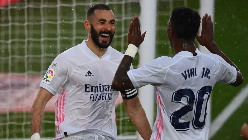 Fotografija: Karim Benzema in Vinicius Junior bosta poskušala načeti tudi mrežo Liverpoola. FOTO: Gabriel Bouys/AFP