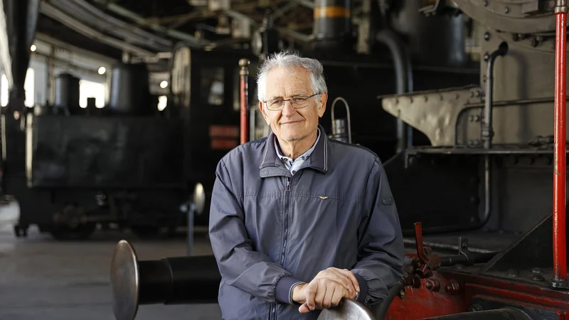 Fotografija: »Smo majhni, a smo naredili v širšem prostoru zelo pomembno zbirko,« pravi Mladen Bogić, nekdanji ravnatelj Železniškega muzeja. Foto Leon Vidic/Delo