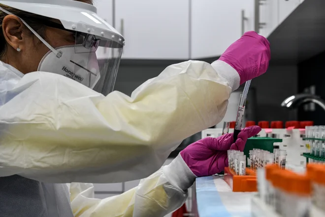 Proti covidu se borimo s cepivi, ne obstaja pa še nobeno zdravilo proti bolezni, ki jo povzroča virus sars-cov.2. FOTO: Chandan Khanna/AFP