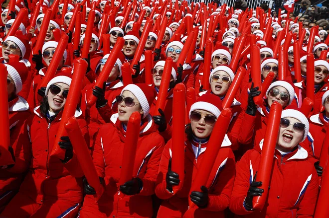 Velika ekipa navijačic iz Severne Koreje v Pjongčangu leta 2018 FOTO: Kai Pfaffenbach/Reuters