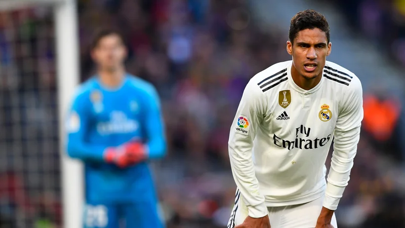 Fotografija: Raphael Varane (desno) bo moral izpustiti dva pomembna dvoboja. FOTO: Gabriel Bouys/AFP