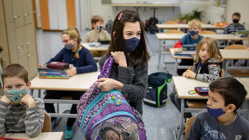 Fotografija: Kdo se bo prihodnji teden vrnil v šolske klopi, še ni znano. FOTO: Voranc Vogel/Delo
