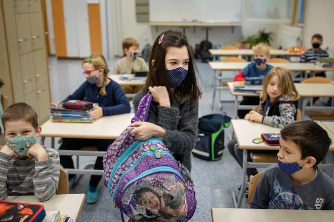 Kdo se bo prihodnji teden vrnil v šolske klopi, še ni znano. FOTO: Voranc Vogel/Delo