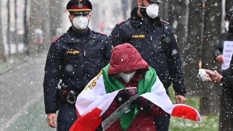 Fotografija: Zasedanje visokih funkcionarjev na Dunaju so pospremili tudi protesti nasprotnikov iranskih oblasti. FOTO: Joe Klamar/AFP