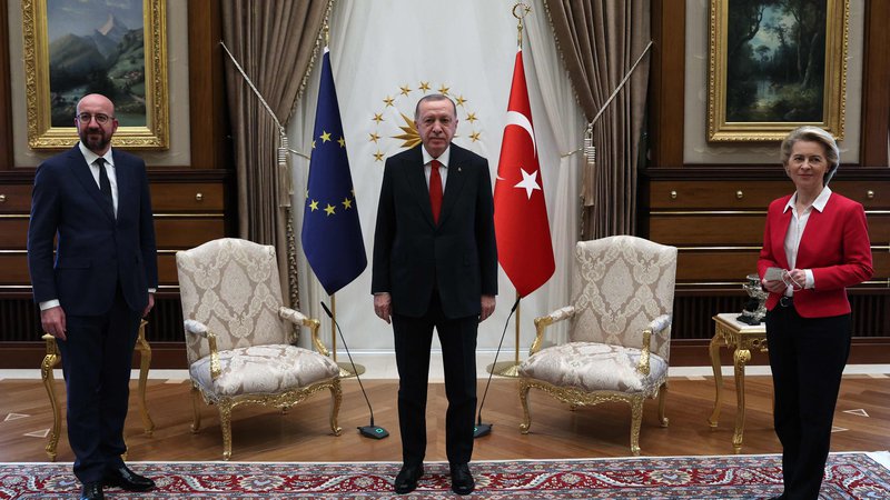 Fotografija: Predsednica evropske komisije Ursula von der Leyen in predsednik evropskega sveta Charles Michel sta se srečala s turškim predsednikom Recepom Tayyipom Erdoğanom, da bi dala nov zagon odnosom med Brusljem in Ankaro. FOTO: AFP