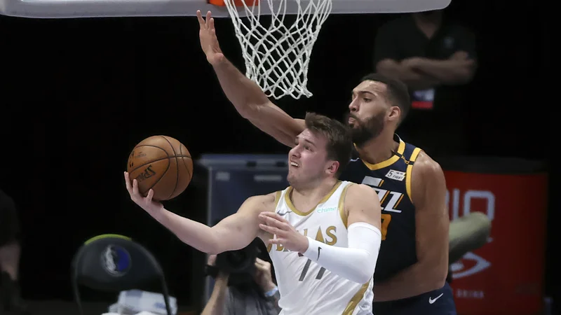 Fotografija: Luka Dončić se je znal spretno ogniti tudi 216 cm visokemu Utahovemu centru Rudyju Gobertu. FOTO Kevin Jairaj/USA Today Sports