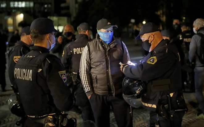 Policija želi razkriti identiteto protestnikov, a je pri tem naletela na kar nekaj ovir. FOTO: Blaž Samec/Delo