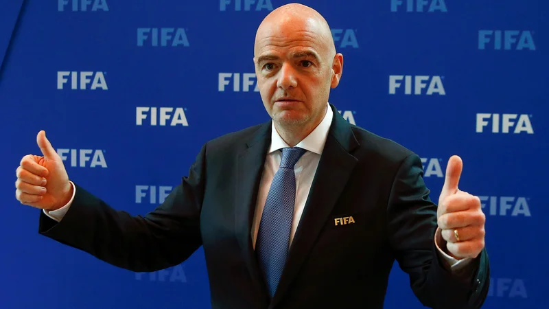 Fotografija: Gianni Infantino vidi luč na koncu tunela in nogomet lahko pri tem igra osrednjo vlogo. FOTO: Arnd Wiegmann/Reuters