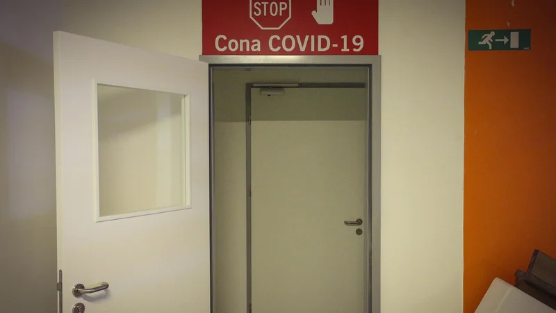 Fotografija: V bolnišnici so posamezni delavci prejeli mesečno tudi do 6500 evrov dodatka za delo s covidnimi bolniki, v socialnem zavodu pa za obravnavo oskrbovanca z isto boleznijo nekateri tudi samo 650 evrov na mesec. Foto Jože Suhadolnik/Delo
