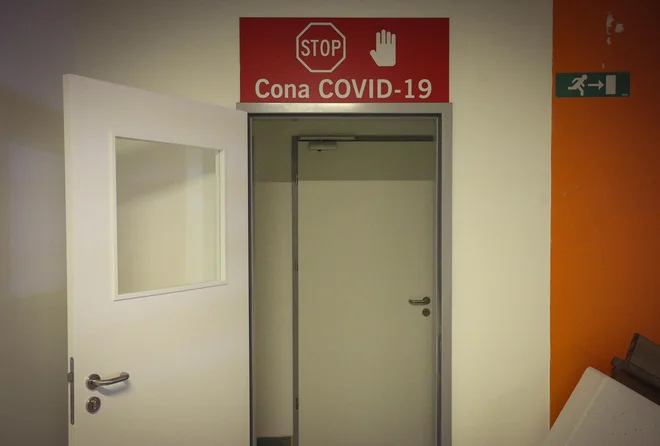 V bolnišnici so posamezni delavci prejeli mesečno tudi do 6500 evrov dodatka za delo s covidnimi bolniki, v socialnem zavodu pa za obravnavo oskrbovanca z isto boleznijo nekateri tudi samo 650 evrov na mesec. Foto Jože Suhadolnik/Delo