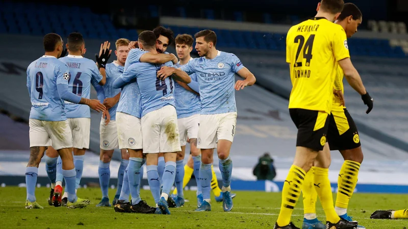 Fotografija: Takole so stekli nogometaši Manchester Cityja v objem Philu Fodnu, strelcu zmagovitega gola za City. FOTO: Phil Noble/Reuters