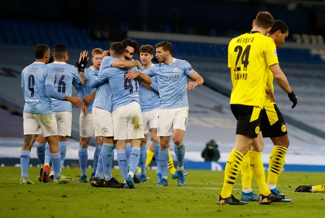 Takole so stekli nogometaši Manchester Cityja v objem Philu Fodnu, strelcu zmagovitega gola za City. FOTO: Phil Noble/Reuters