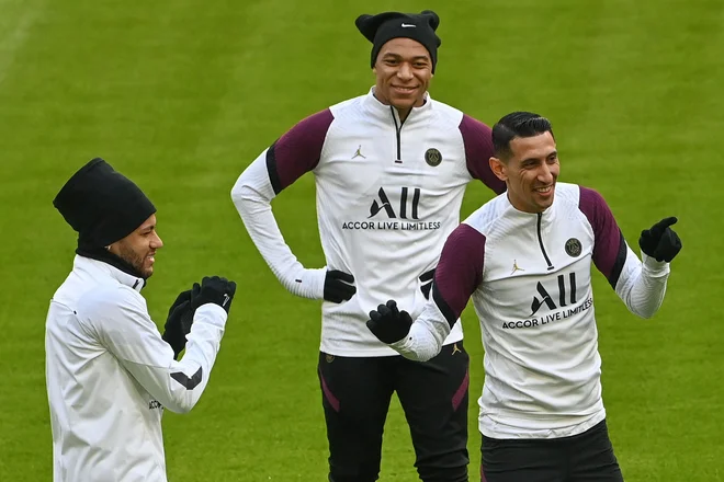 Glavni aduti Parižanov za kakšen gol v bavarski mreži (z leve) Neymar, Kylian Mbappe in Angel Di Maria so sinoči preizkusili zelenico na štadionu Bayerna. FOTO: Christof Stache/AFP