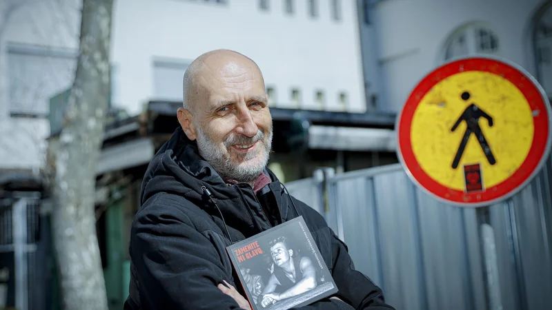Fotografija: Esad Babačić - Ta antologija je zato tako močna in ima tako posebno vlogo, ker so za vsako pesmijo neverjetne zgodbe. FOTO: Jože Suhadolnik/Delo