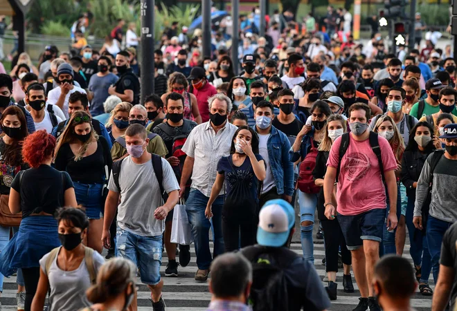 Prizor z Brazilske avenije v Buenos Airesu. Letošnji svetovni dan zdravja bo vstopna točka v proces, v katerem bo več pozornosti namenjene tematikam o neenakosti v zdravju in socialnih neenakostih, so navedli na slovenskem NIJZ. FOTO: Ronaldo Schemidt/AFP