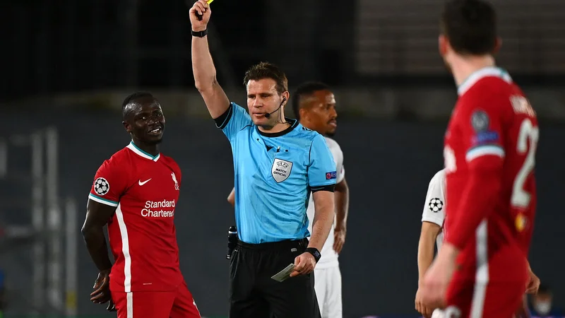 Fotografija: Nemški sodnik Felix Brych privržencem Liverpoola po sinočnji prvi četrtfinalni tekmi lige prvakov proti Realu Madridu prav gotovo ne bo ostal v lepem spominu. FOTO: Gabriel Bouys/AFP