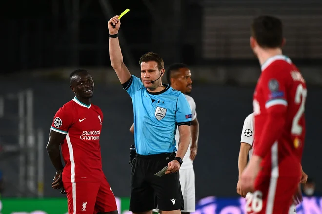 Nemški sodnik Felix Brych privržencem Liverpoola po sinočnji prvi četrtfinalni tekmi lige prvakov proti Realu Madridu prav gotovo ne bo ostal v lepem spominu. FOTO: Gabriel Bouys/AFP