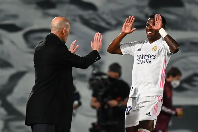 Vinicius Junior je trenerju Zinedinu Zidanu z dvema goloma čestital za njegovo jubilejno 50. tekmo v LP. FOTO: Gabriel Bouys/AFP