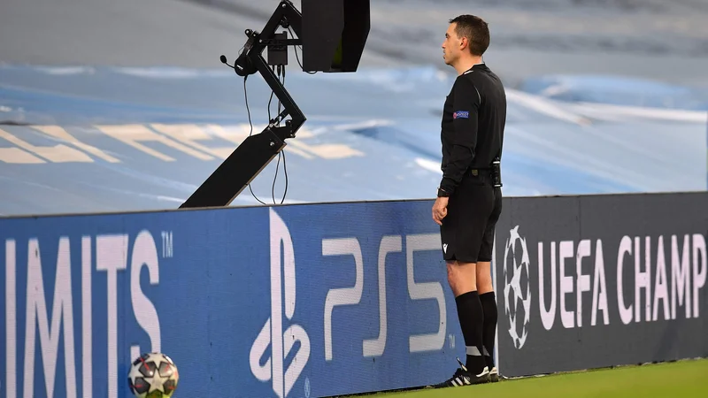 Romunski sodnik Ovidiu Hategan je imel veliko dela v Manchestru, a bolj nezadovoljni so bili v taboru Borussie Diortmund. FOTO: Paul Ellis/AFP