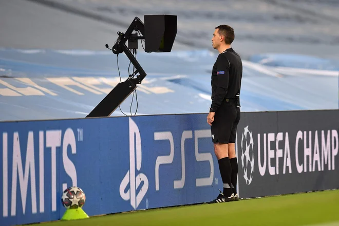 Romunski sodnik Ovidiu Hategan je imel veliko dela v Manchestru, a bolj nezadovoljni so bili v taboru Borussie Diortmund. FOTO: Paul Ellis/AFP