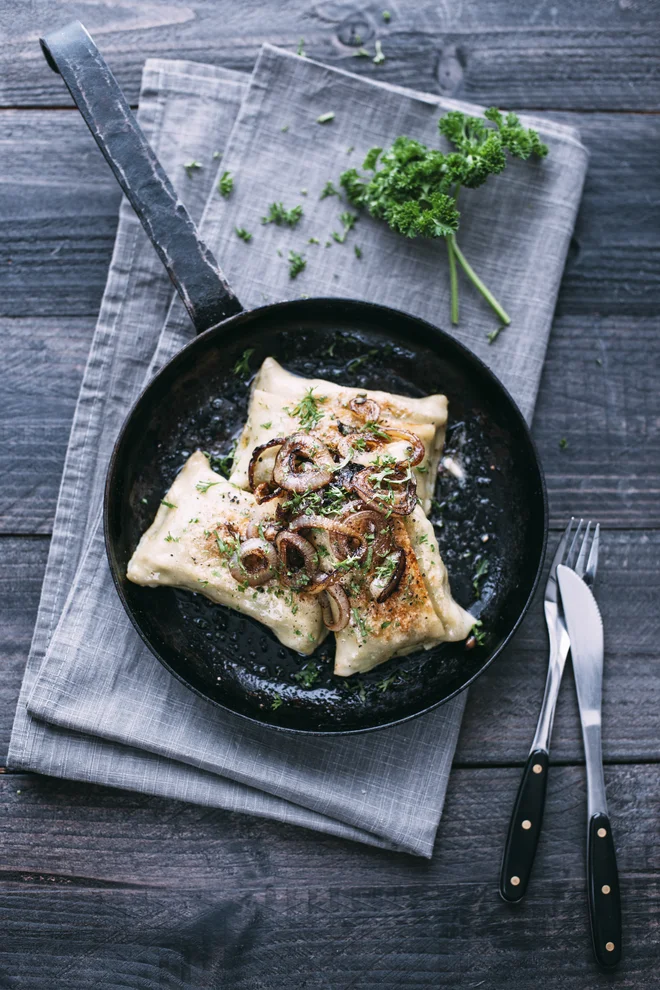 Švabski vegetarijanski ravioli »Maultaschen« s popečeno čebulo. FOTO: Nemška turistična zveza