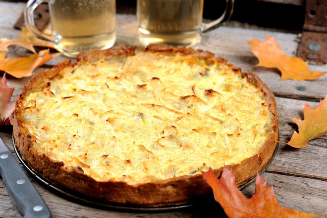 Čebulna pita in pivo. FOTO: GettyImages