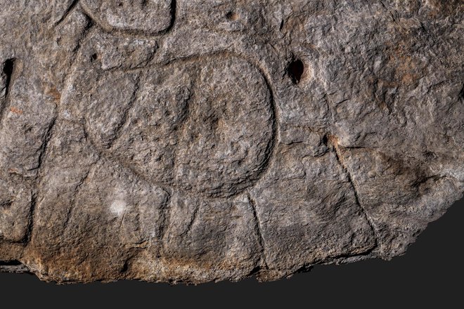 Kamnita plošča iz Finisterea v Bretaniji je pravzaprav prvi znani tridimenzionalni zemljevid nekega območja. FOTO: Denis Glicksman/ INRAP