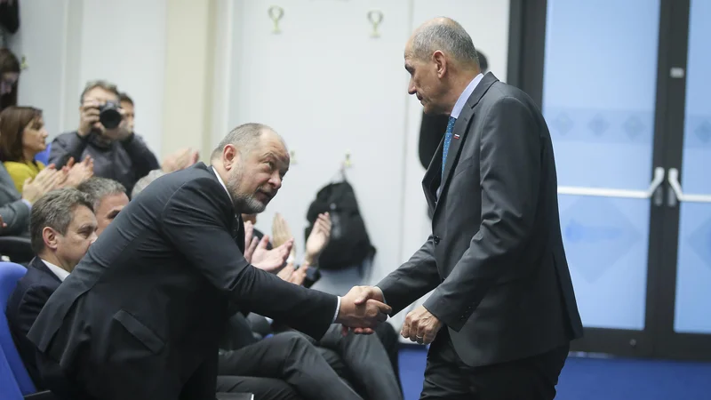 Fotografija: V državnem svetu, ki ga vodi Alojz Kovšca, trdijo, da se ne samoomejujejo v korist vlade Janeza Janše. Foto Jože Suhadolnik