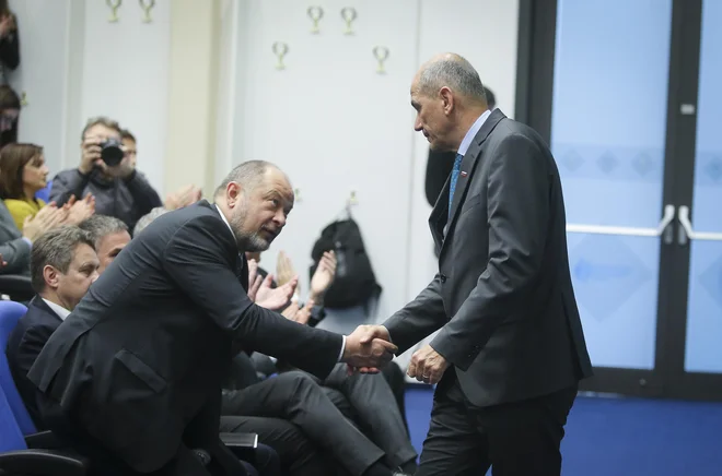 V državnem svetu, ki ga vodi Alojz Kovšca, trdijo, da se ne samoomejujejo v korist vlade Janeza Janše. Foto Jože Suhadolnik