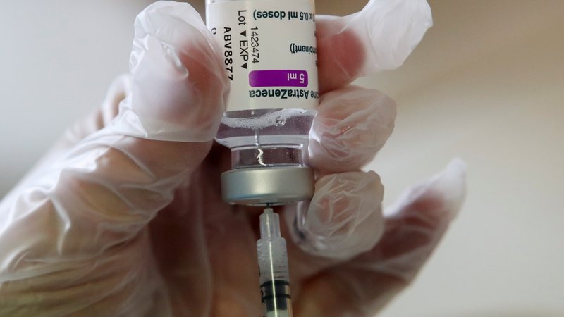 Fotografija: Kakršna koli morebitna sprememba usmeritev Eme bo vzbudila zanimanje več evropskih držav, ki so v strahu pred stranskimi učinki omejile uporabo cepiva AstraZenece, pa tudi tistih, ki se za to niso odločile. FOTO: Yves Herman/Reuters