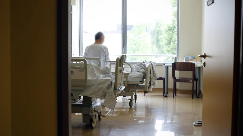 Fotografija: Na nevrološki kliniki so mu zavrnili hospitalizacijo, ker ni imel urejenega zdravstvenega zavarovanja. FOTO: Uroš Hočevar/Delo