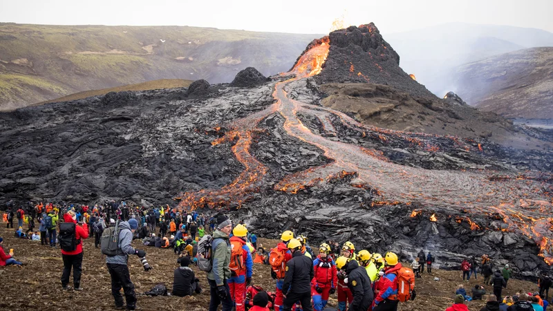 Fotografija: Do nedelje je Geldingadalur obiskalo več kot 36.000 ljudi. FOTO: Kristinn Magnusson/Reuters