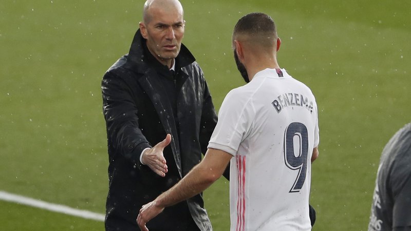 Fotografija: Zinedine Zidane je odličen trener, med njegovimi aduti je tudi Karim Benzema. FOTO: Susana Vera/Reuters