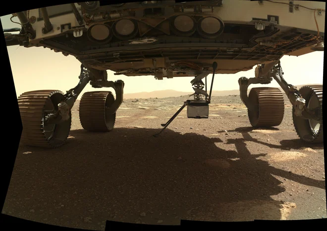 Rover bo helikopter spremljal z varne razdalje. FOTO: NASA/JPL-Caltech/AFP<br />
<br />