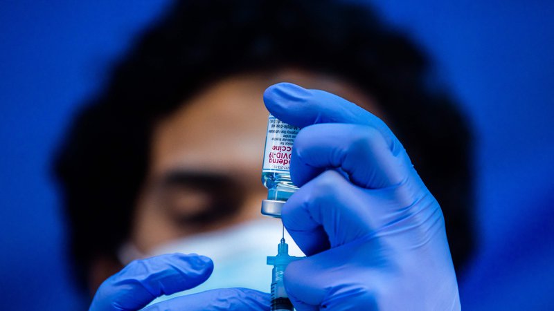 Fotografija: Mednarodna skupnost bi cepiva proti covidu-19 morala omogočiti vsem, in to zastonj, opozarjajo v eni največjih nevladnih organizacij na svetu. Foto Apu Gomes/AFP