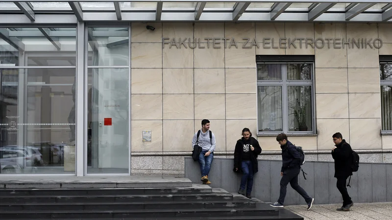 Fotografija: Fakulteta za elektrotehniko UL polovico sredstev pridobi z razpisi in projekti. FOTO: Blaz Samec/Delo