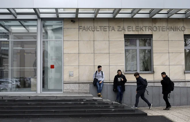 Fakulteta za elektrotehniko UL polovico sredstev pridobi z razpisi in projekti. FOTO: Blaz Samec/Delo