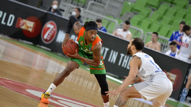 Fotografija: Kendrick Perry (z žogo) bo danes bil še eno pomembno bitko z Justinom Cobbsom (desno).
Foto Cedevita Olimpija