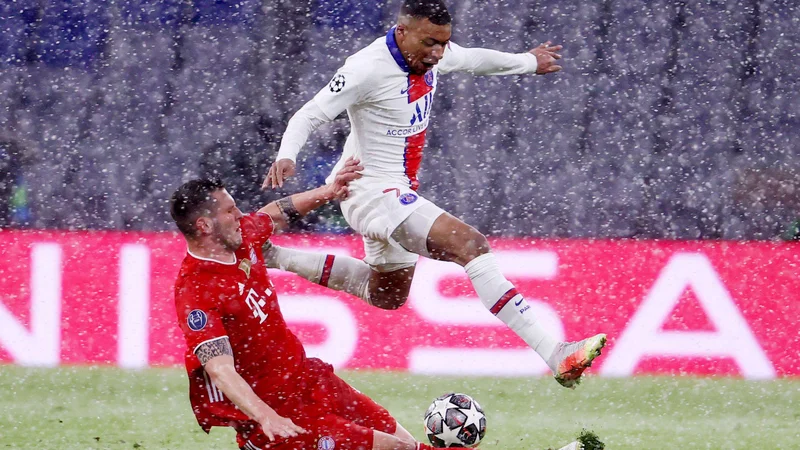Fotografija: Kylian Mbappé (v skoku) je prispeval levji delež k zmagi moštva Paris Saint-Germain v Münchnu. FOTO: Kai Pfaffenbach/Reuters