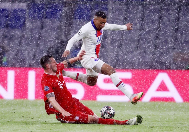 Kylian Mbappé (v skoku) je prispeval levji delež k zmagi moštva Paris Saint-Germain v Münchnu. FOTO: Kai Pfaffenbach/Reuters