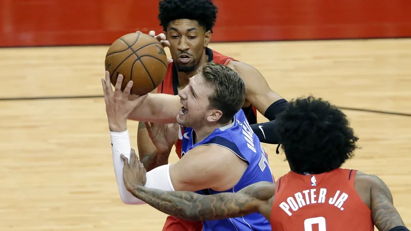 Fotografija: Luka Dončić in drugi Dallasovi košarkarji morajo čim prej pozabiti gostovanje v Houstonu. FOTO: Michael Wyke/Usa Today Sports