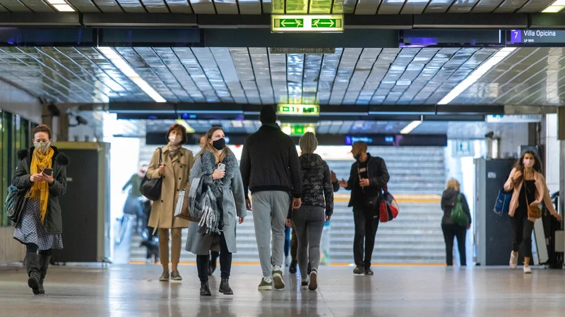 Fotografija: Podatki iz sveta kažejo, da je najmanj tretjina mladih v času zaprtja javnega življenja v hudih duševnih stiskah, medtem ko je med starejšim prebivalstvom takih le štiri do sedem odstotkov. FOTO: Voranc Vogel/Delo