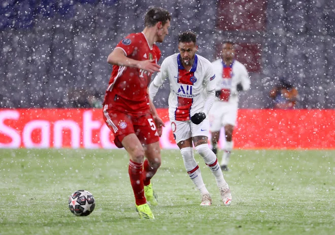 Neymar je podajal in se odlikoval tudi z igro v obrambi. FOTO: Kai Pfaffenbach/Reuters
