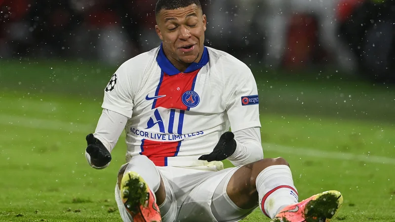 Fotografija: Branilec naslova evropskega klubskega prvaka Bayern je dopustil preveč prostora Kylianu Mbappeju in se znašel pred slovesom že v četrtfinalu lige prvakov. FOTO: Christof Stache/AFP